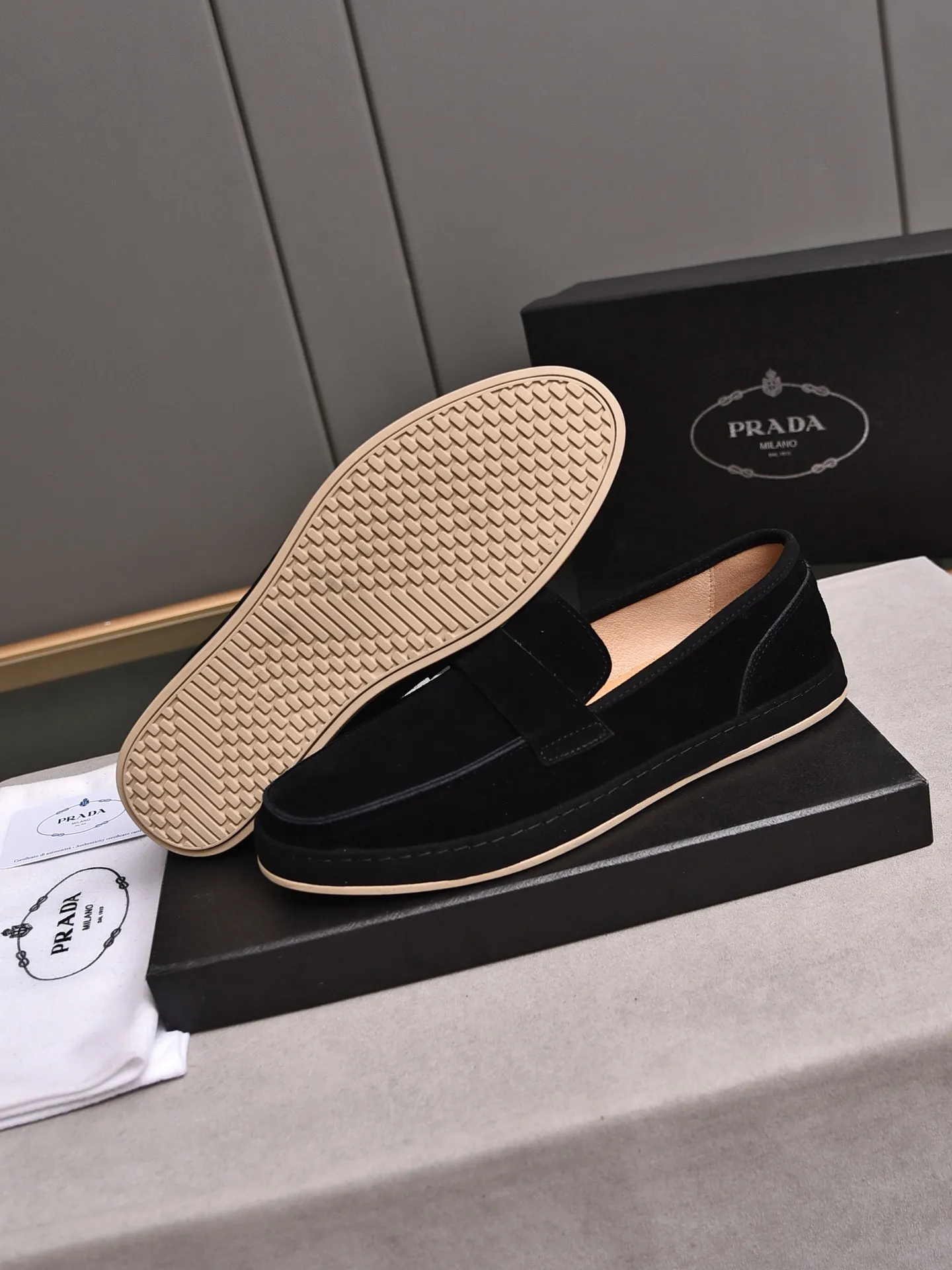 👟👟👟Men's Shoes💰P420 🆕🔥New Updates🔥👟PRADA (Prada) new products are released, imported soft cowhide, fashionable to allow air to penetrate the entire shoe, and the awesome shoes [strong] bring an extremely comfortable and breathable feeling! Beautiful inside and out! Exquisite workmanship, top-grade cowhide material, 😌Number: 38~44, black and white color options.